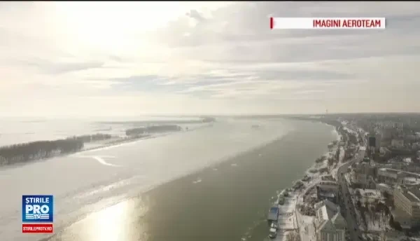 Traficul pe Dunare este blocat de sloiuri. Doar un impingator mai traverseza fluviul, in cazuri de urgenta