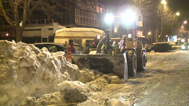 Zeci de masini, blocate printre mormanele de zapada in Capitala. Ce patesc soferii care vor parca in locuri nepermise