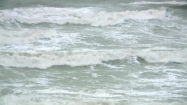 Valuri foarte mari pe litoral. Mai multe porturi ar putea fi inchise, daca furtuna se inteteste