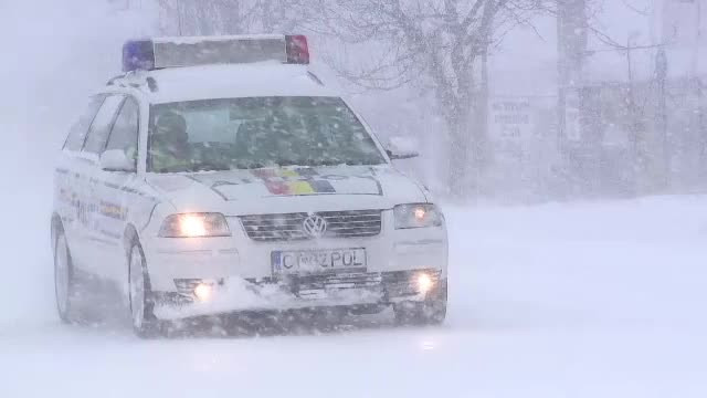 S-a intors vremea rea. Informare meteo de vant si ninsori in toata tara, iar DN 4 a fost inchis de politie