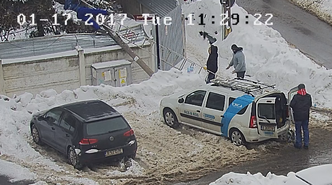 Scene hilare in Bucuresti. Cum s-a terminat interventia unor muncitori pe un stalp. Imagini de pe camera de supraveghere
