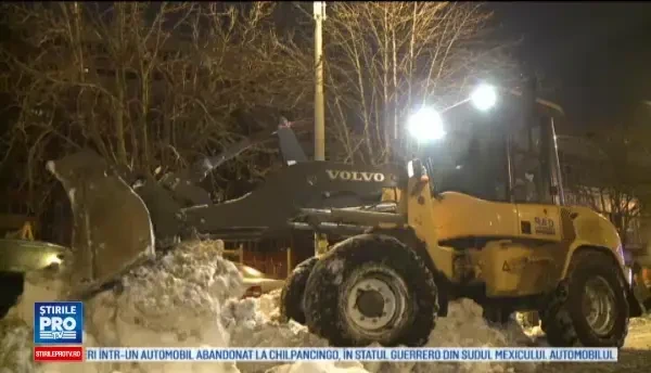 Zeci de masini, blocate printre mormanele de zapada in Capitala. Ce patesc soferii care vor parca in locuri nepermise