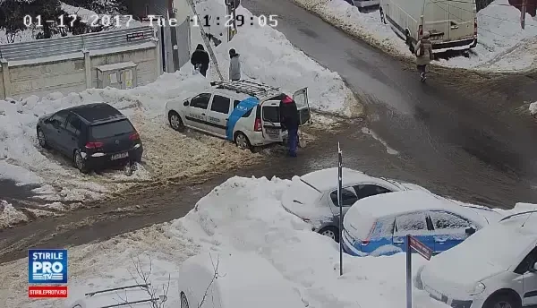 Scene hilare in Bucuresti. Cum s-a terminat o interventie a unor muncitori RCS&RDS. Imagini de pe camera de supraveghere