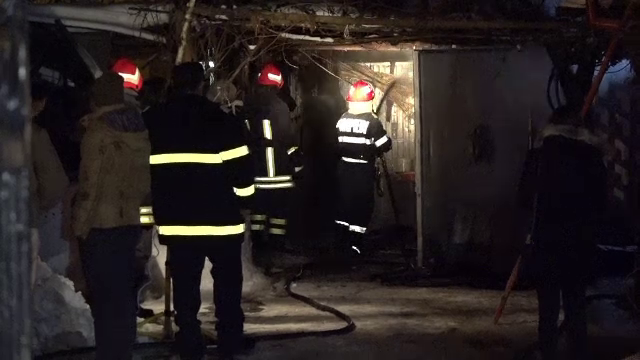 Casa a doi batrani a fost cuprinsa de flacari, in timp ce acestia dormeau in bucatarie. De la ce ar fi pornit incendiul