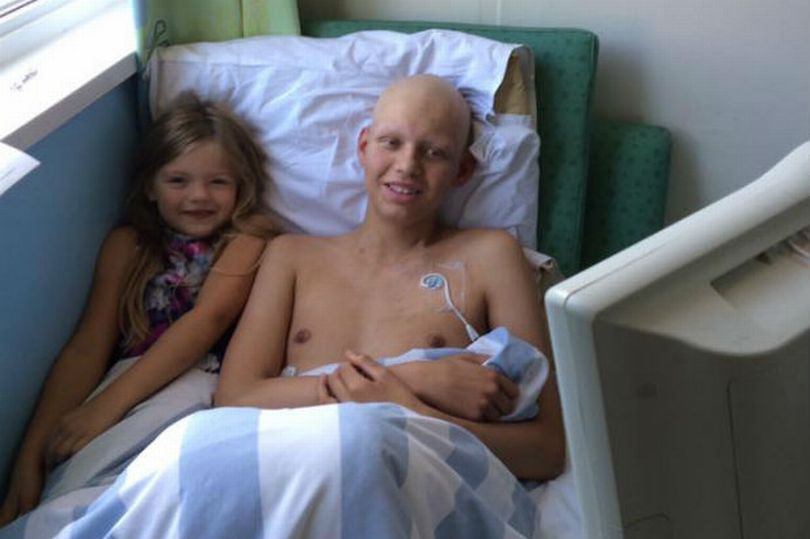 Un adolescent care suferea de cancer s-a trezit din coma inainte de Craciun. Destinul crud care a urmat la scurt timp