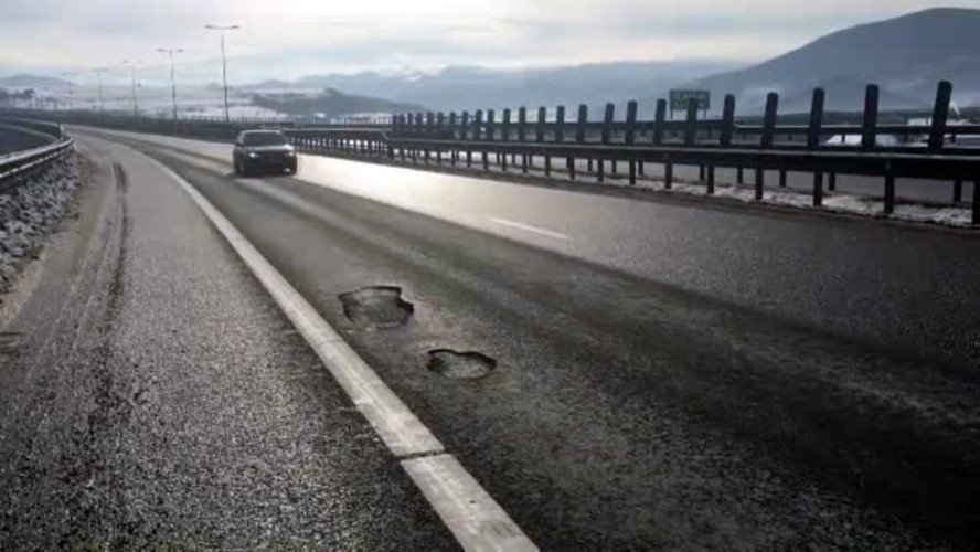 Noi probleme la autostrada Orastie-Sibiu. O portiune de sosea "s-a tasat"