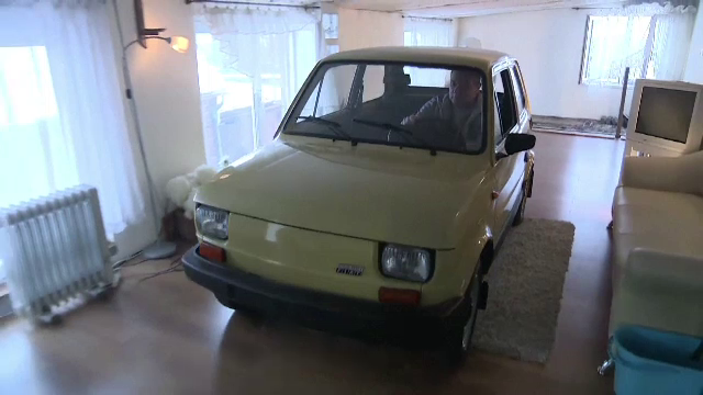 Unui polonez i-a fost atat de drag Fiatul din perioada comunista, incat l-a tinut in sufragerie. Cum l-a scos din casa