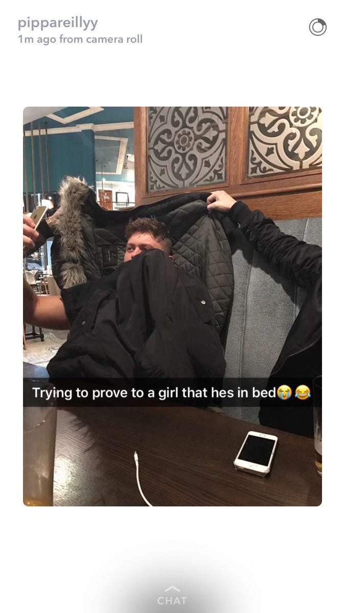 Un tanar care iesise la bar a vrut sa-si pacaleasca prietena ca e in pat, acasa. Metoda pe care a gasit-o a devenit virala