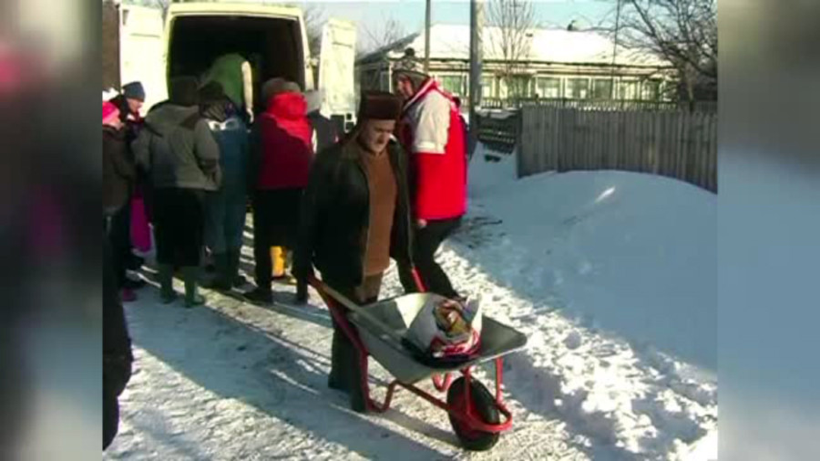 Au primit lopeti si roabe sa-si deszapezeasca satul, dar le-au vandut pe tigari si bautura. "Au chemat parinti, copii, sa ia"