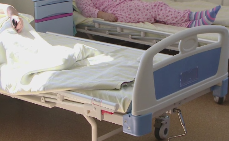 A stat 5 zile in pat fara sa bea apa, pana cand a gasit-o o vecina. Cazul care i-a impresionat pe medicii din Iasi