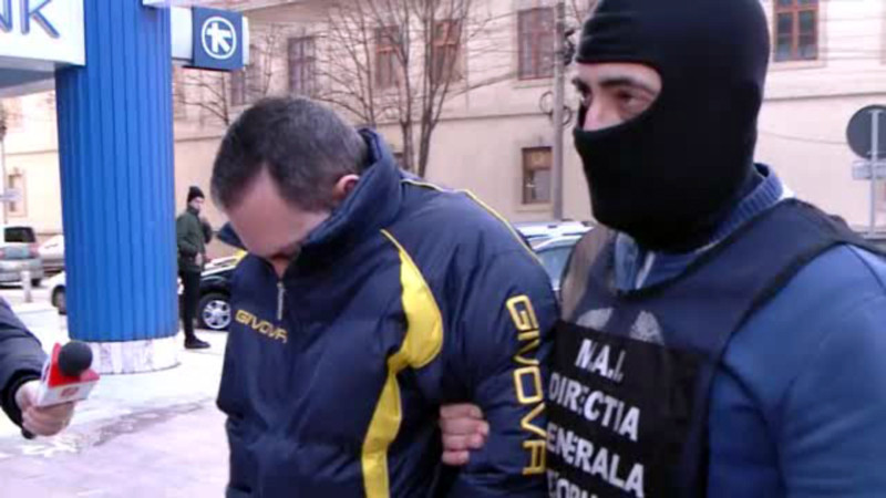 Politisti de frontiera, adusi cu mandat la DNA. Cat ar fi luat ca sa lase sa treaca un TIR cu tigari de contrabanda