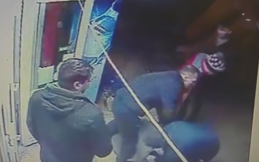 Cinci barbati s-au batut pentru o femeie, intr-un magazin din Dambovita. Bataia a fost filmata de o camera de supraveghere
