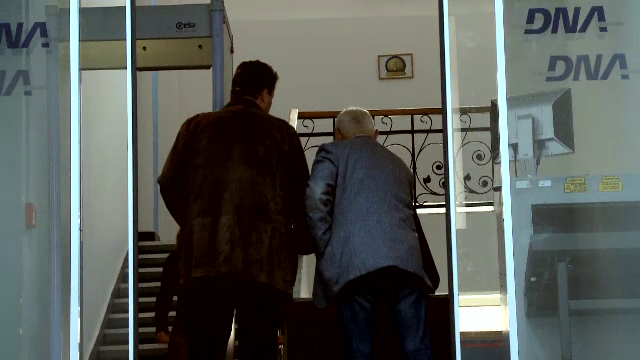 Modificarile drastice aduse abuzului in serviciu ar ajuta nume grele sa scape de dosar: "Practic cine fura sume mici scapa"