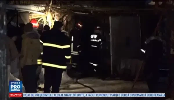 Casa a doi batrani a fost cuprinsa de flacari, in timp ce acestia dormeau in bucatarie. De la ce ar fi pornit incendiul