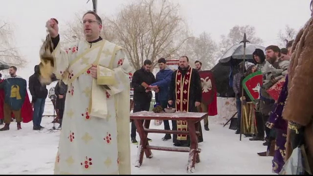 Rusii au sarbatorit Boboteaza pe stil vechi la minus 35 de grade. Cum au reusit sa intre in apa inghetata