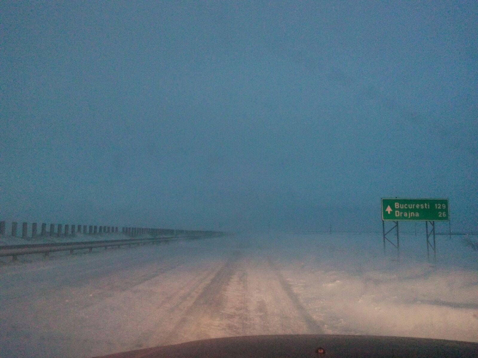 Starea drumurilor. Autostrada Soarelui a fost deschisa, dar se circula in coloana cu politia si utilajele de deszapezire