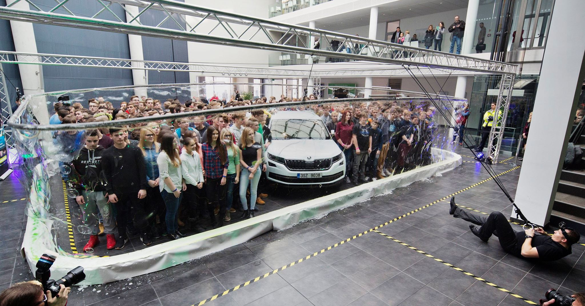 Un ceh a bagat 275 de oameni si o masina intr-un balon de sapun. Cum a reusit sa il faca "patrat"