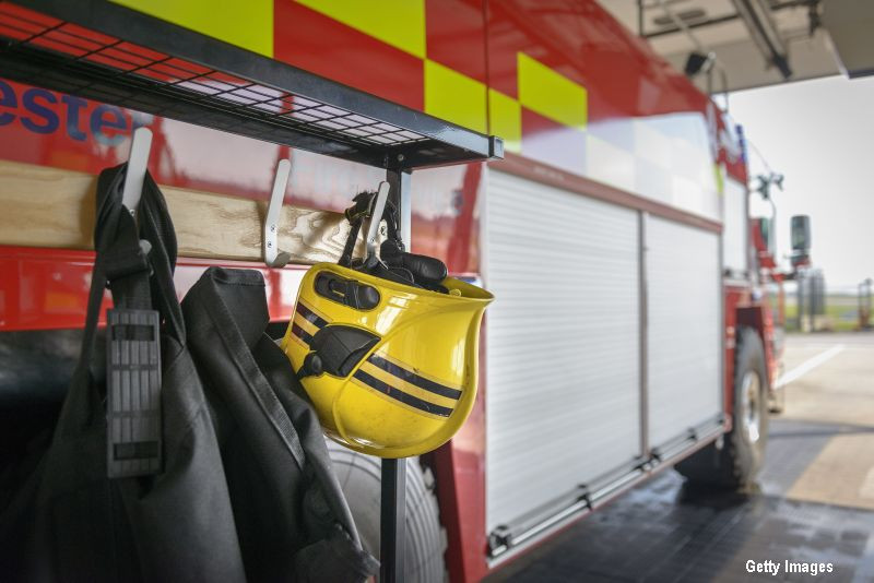 O masina a pompierilor a ucis un pieton, dupa care s-a rasturnat in sant. Politia britanica ancheteaza accidentul