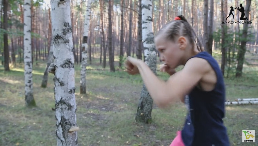 Imagini uimitoare cu o fetita de 9 ani, care boxeaza fulgerator. Copilul aproape ca doboara un copac cu pumnii. VIDEO