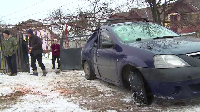 Doi barbati din Gorj au ramas prinsi in masina dupa o depasire riscanta. Localnicii i-au descarcerat cu ranga
