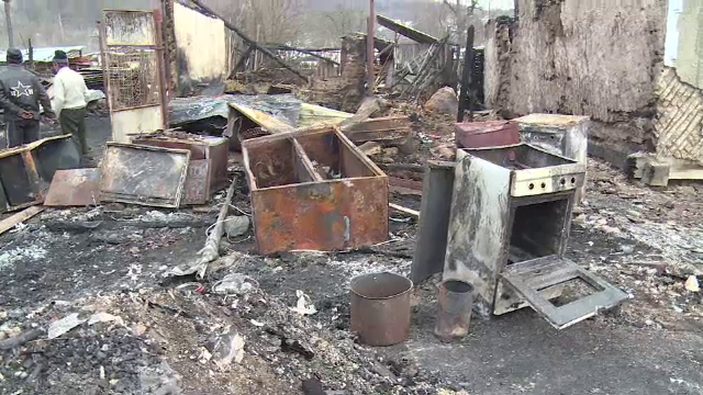 Trei case au ars complet intr-un sat din Dambovita. Un barbat si-a scos mama paralizata din flacarile uriase