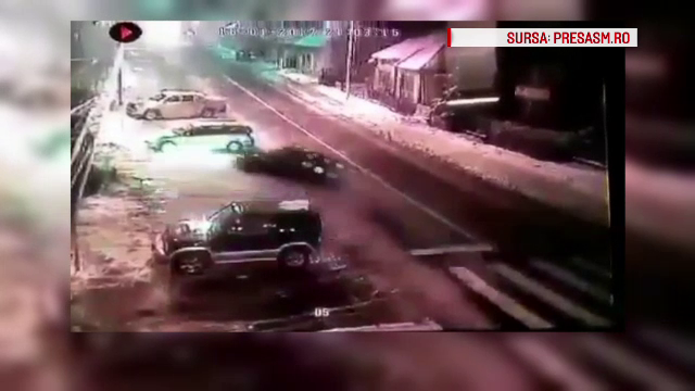 Accident filmat in Satu Mare. O soferita a intrat intr-o masina parcata dupa ce a pierdut controlul pe soseaua necuratata