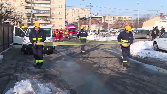 Manevra gresita a unei soferite a dus la evacuarea unui supermarket din Ploiesti. Gafa facuta de femeie in parcare