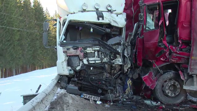 Impact violent intre doua TIR-uri, in Pasul Tihuta, din cauza poleiului. Angajatii de la Drumuri au intervenit dupa accident