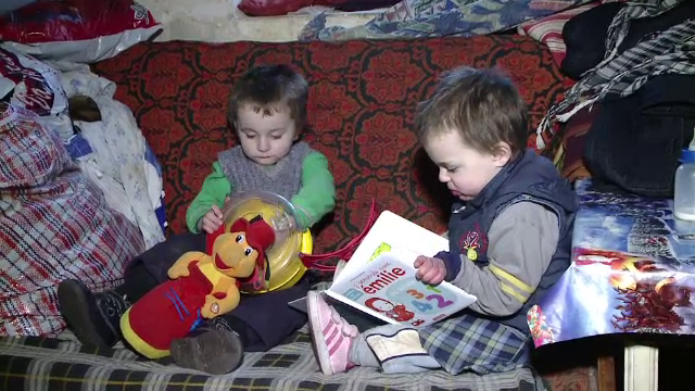 Au fost abandonati de mama si sunt crescuti de bunica ce nu are niciun venit: "Copiii astia cresc din necaz"