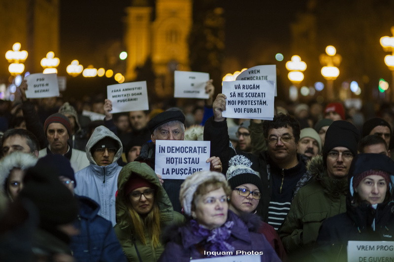 Noi proteste in tara: 1000 de oameni au iesit in strada, la Timisoara: "Va rugam sa ne scuzati, nu producem cat furati"