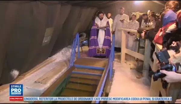 Rusii au sarbatorit Boboteaza pe stil vechi la minus 35 de grade. Cum au reusit sa intre in apa inghetata