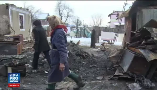 Trei case au ars complet intr-un sat din Dambovita. Un barbat si-a scos mama paralizata din flacarile uriase