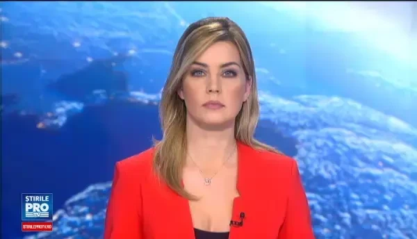 Accident filmat in Satu Mare. O soferita a intrat intr-o masina parcata dupa ce a pierdut controlul pe soseaua necuratata