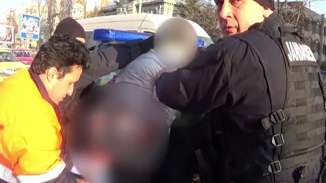 Un tanar s-a enervat atat de tare incat a inceput sa dea cu pumnii in masinile de pe strada. El a fost internat la psihiatrie