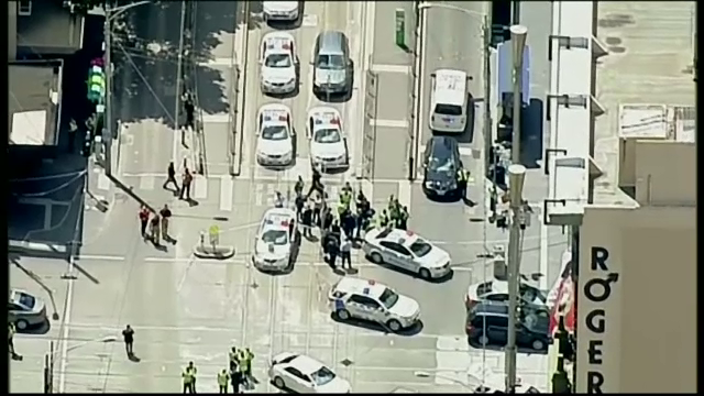 Atac in Melbourne. Tanarul care a intrat cu masina in multime avea probleme psihice. Sunt 3 morti, multi copii printre raniti
