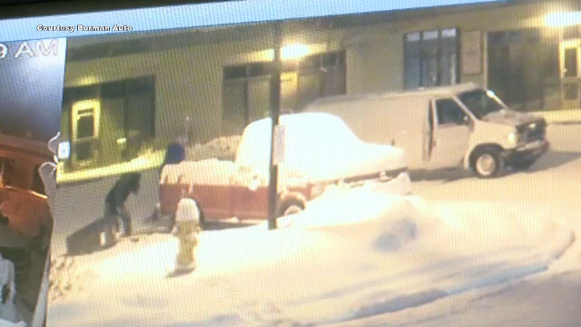 Doi hoti au fost filmati cand s-au facut de ras in timp ce voiau sa fure un bancomat. Ce li s-a intamplat la plecare