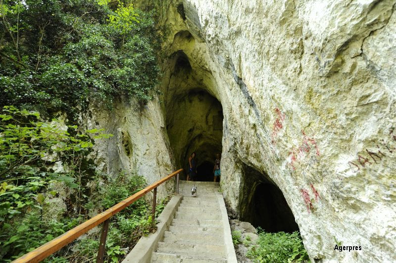 Accident de munca fatal pentru doi topografi care faceau masuratori intr-o grota din Baile Herculane. Cum au fost gasiti