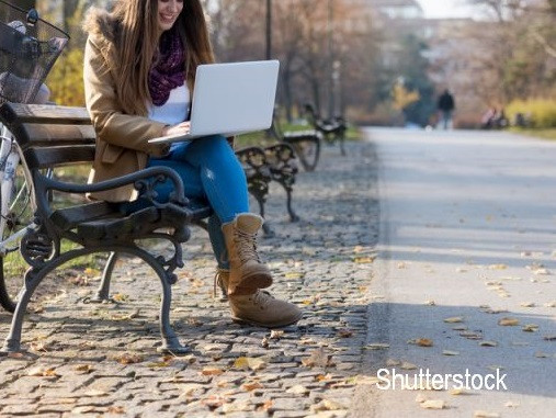 O femeie a renuntat la serviciu pentru ca sustine ca este "alergica" la Wi-Fi. Ce simptome ar prezenta