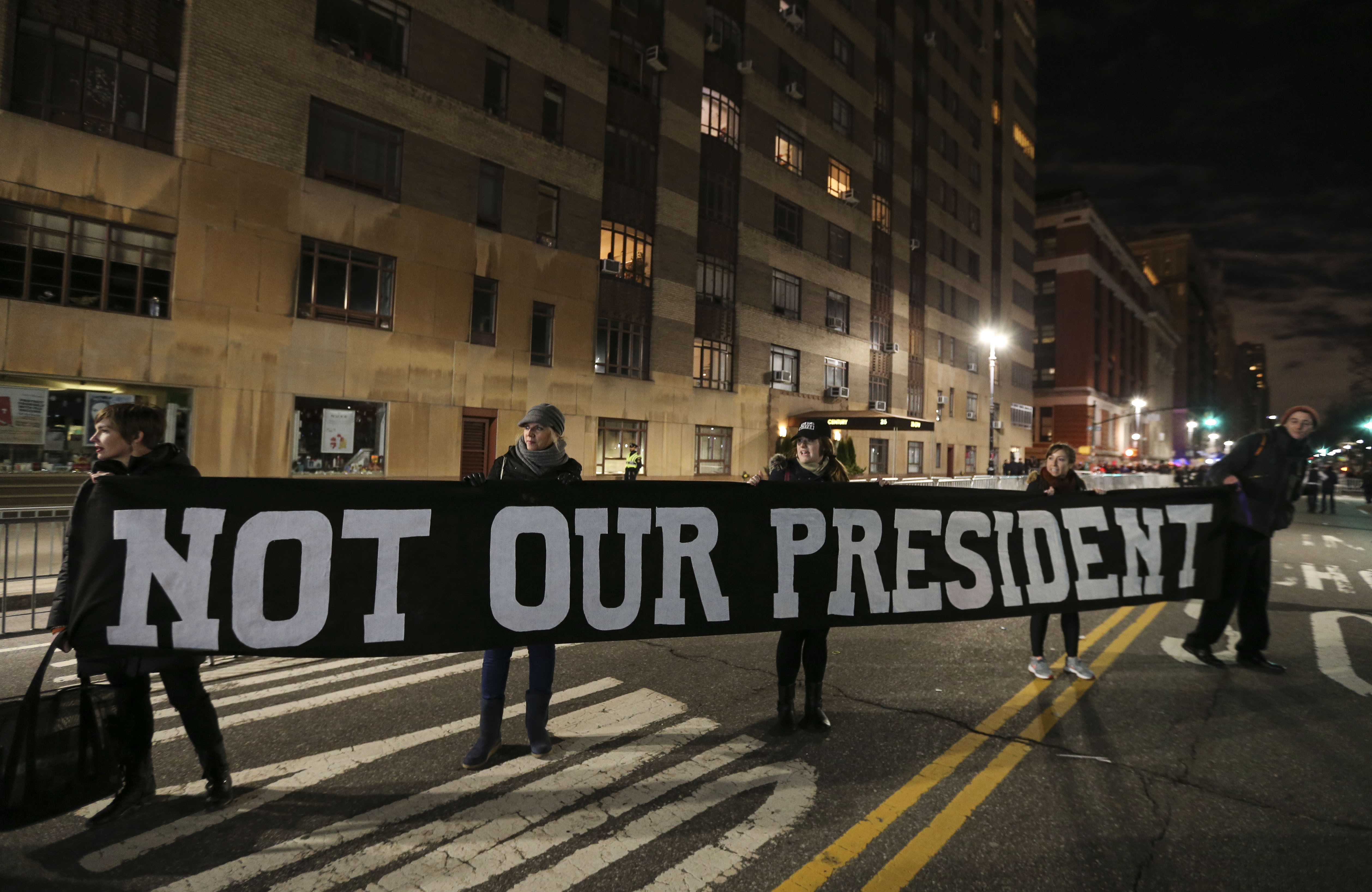 Proteste violente anti-Trump la Washington. Politisti raniti si peste 90 de persoane arestate. VIDEO