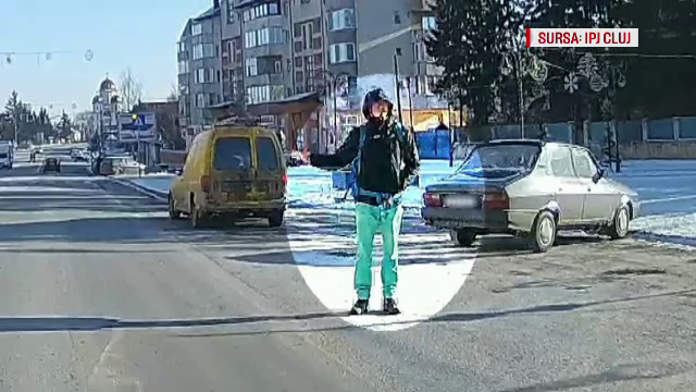 Doi barbati au furat 80.000 de euro dintr-o locuinta din Cluj si au fugit. Politia a facut publice imaginile celor doi