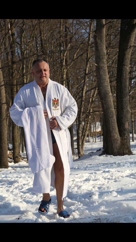 Presedintele Moldovei s-a filmat in timp ce se scalda la copca. Detaliul de pe halatul sau care a devenit viral