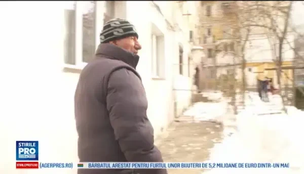 Statuia din zapada a lui Mihai Eminescu, din Galati, a fost decapitata. Sculptor: Te demoralizeaza cand vezi asa ceva