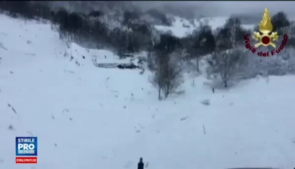 Opt persoane au fost gasite in viata dupa 42 de ore de la avalansa din Italia. Doua fetite, printre ele