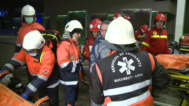 Incendiu la un bloc din Slatina. 30 de oameni, intre care si 5 copii, evacuati in ger. VIDEO