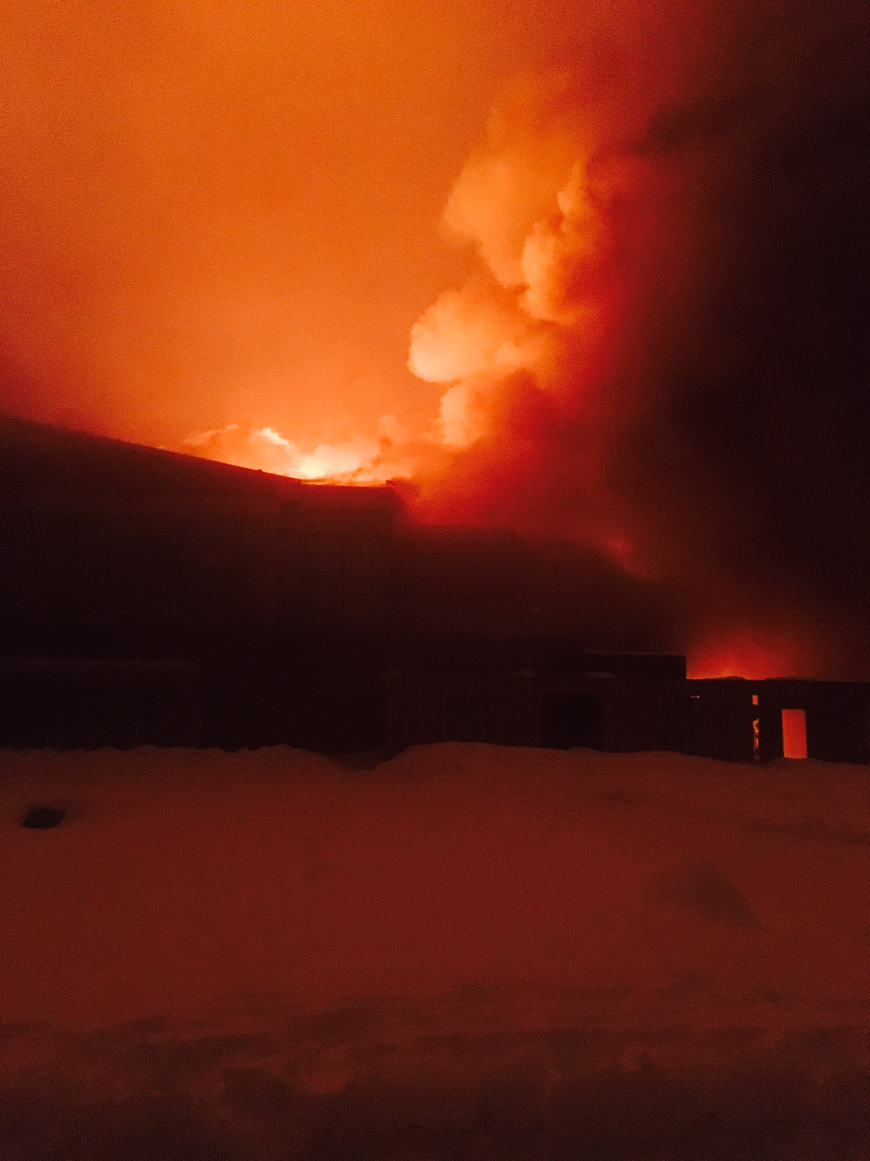 "S-a fumat. Sticlele de bautura scumpa erau insotite de artificii". Un martor a filmat persoanele blocate dupa incendiu