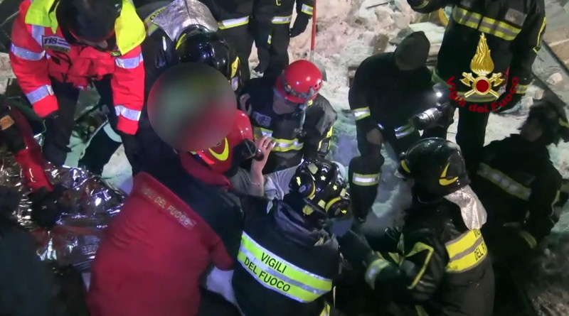 Romanca si copiii ei au fost scosi in viata dintre ruinele hotelului distrus de avalansa in Italia. Bilantul victimelor