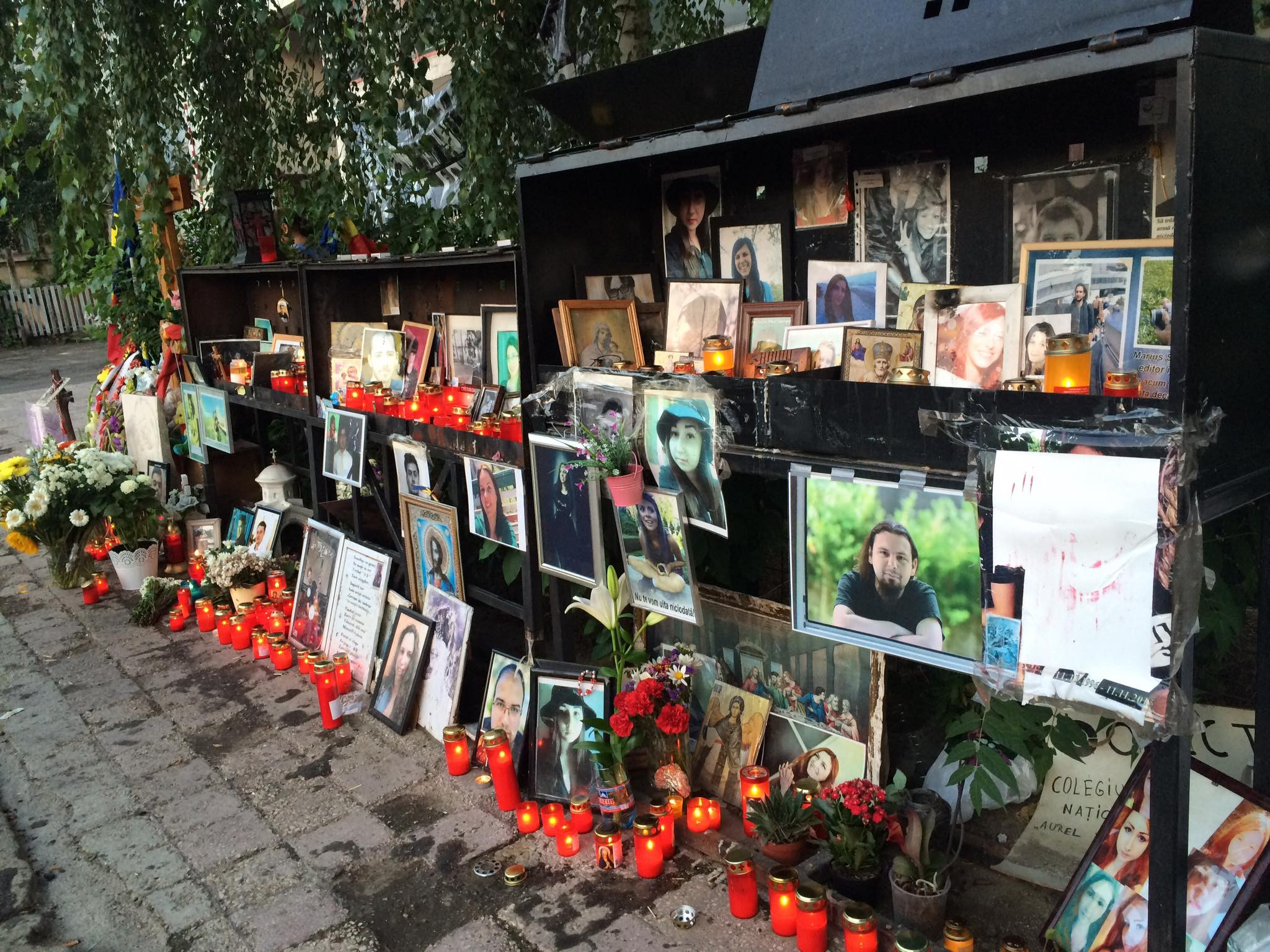 Altarul ridicat in memoria victimelor Colectiv a fost vandalizat: "Indivizi fara scrupule calca in picioare memoria copiilor"