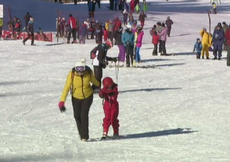Statiunile montane, pline ochi. Ce premii au castigat turistii la concursurile organizate pe partia Clabucet din Predeal