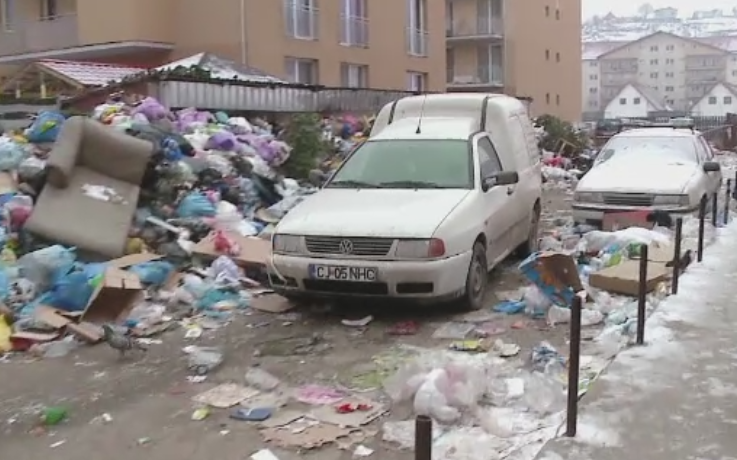 Imagini revoltatoare la 10 km de Cluj. Cum au ajuns oamenii sa mearga printre munti de gunoaie abandonate pe strada