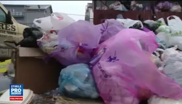 Imagini revoltatoare la 10 km de Cluj. Cum au ajuns oamenii sa mearga printre munti de gunoaie abandonate pe strada